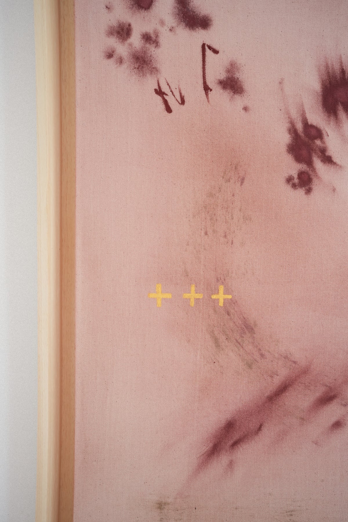 Detalle del acento amarillo de Whimsy Red