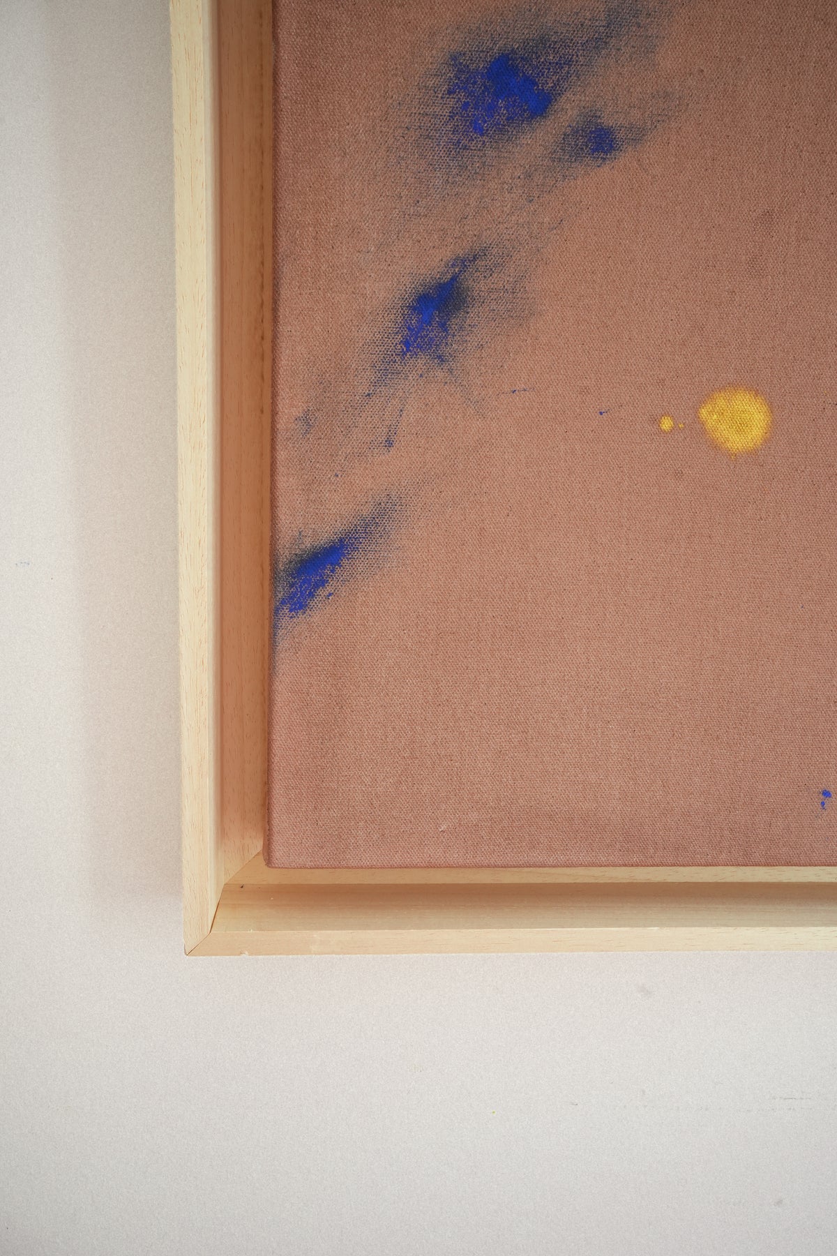 Detalle de los trazos azules de Japandi Earth