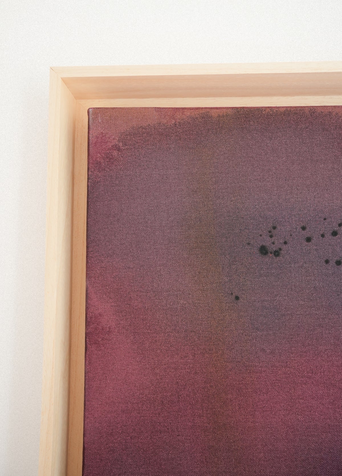 Vista lateral da moldura em madeira natural do quadro Trace