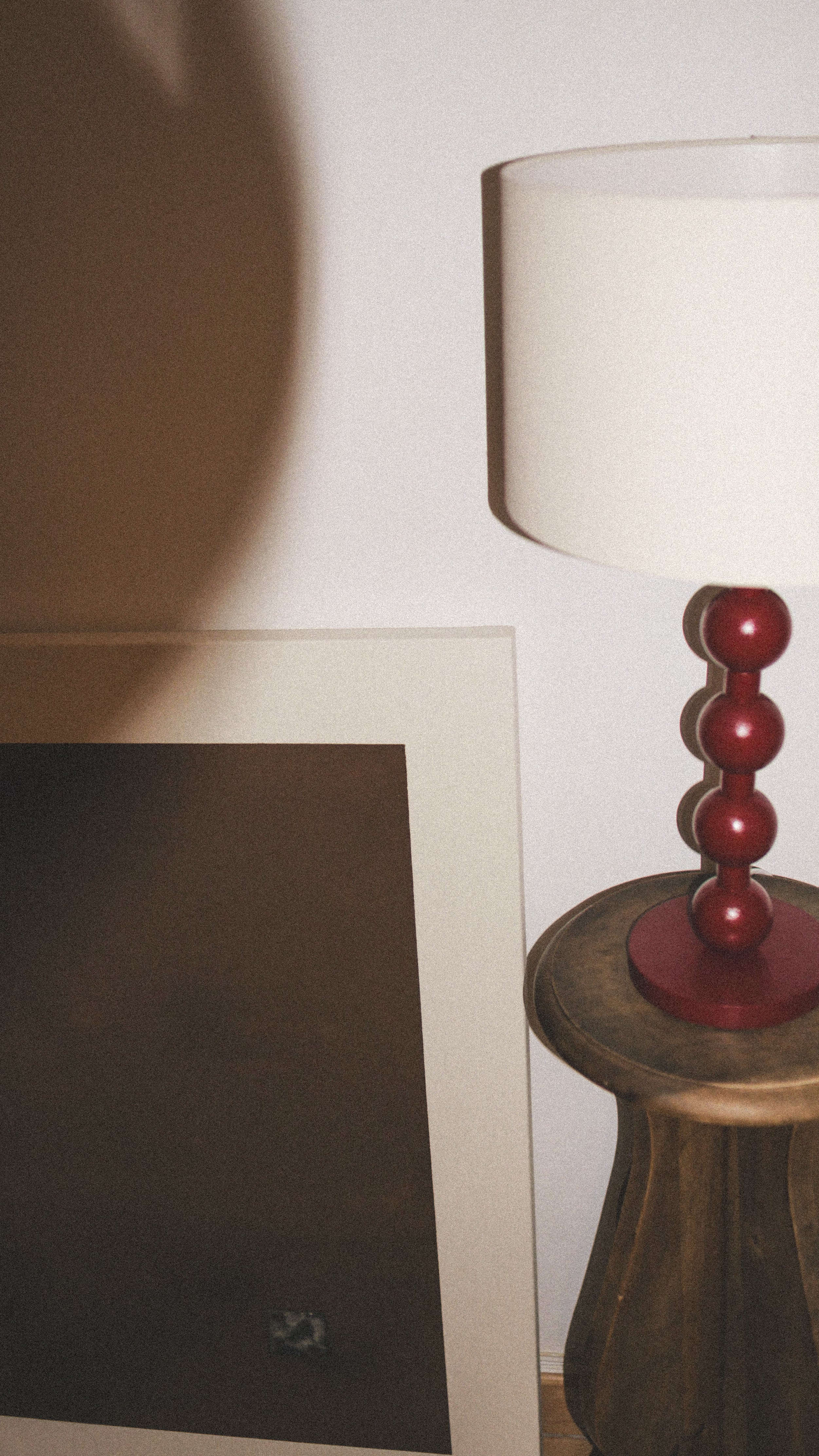 BOWDEN GRANATE table lamp with wooden and linen balls (32x32x56cm)