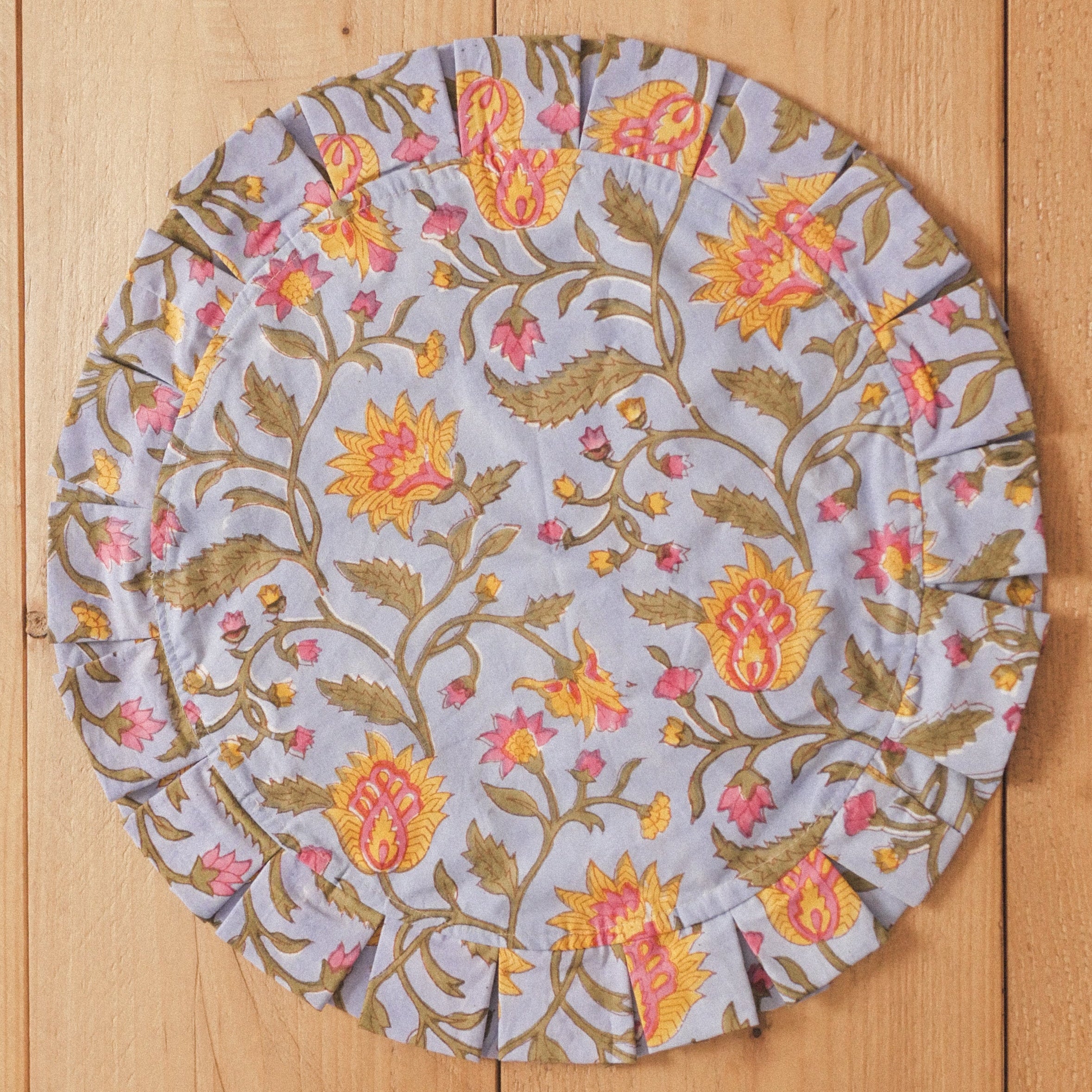 Round cotton ruffled placemat – ASHEN