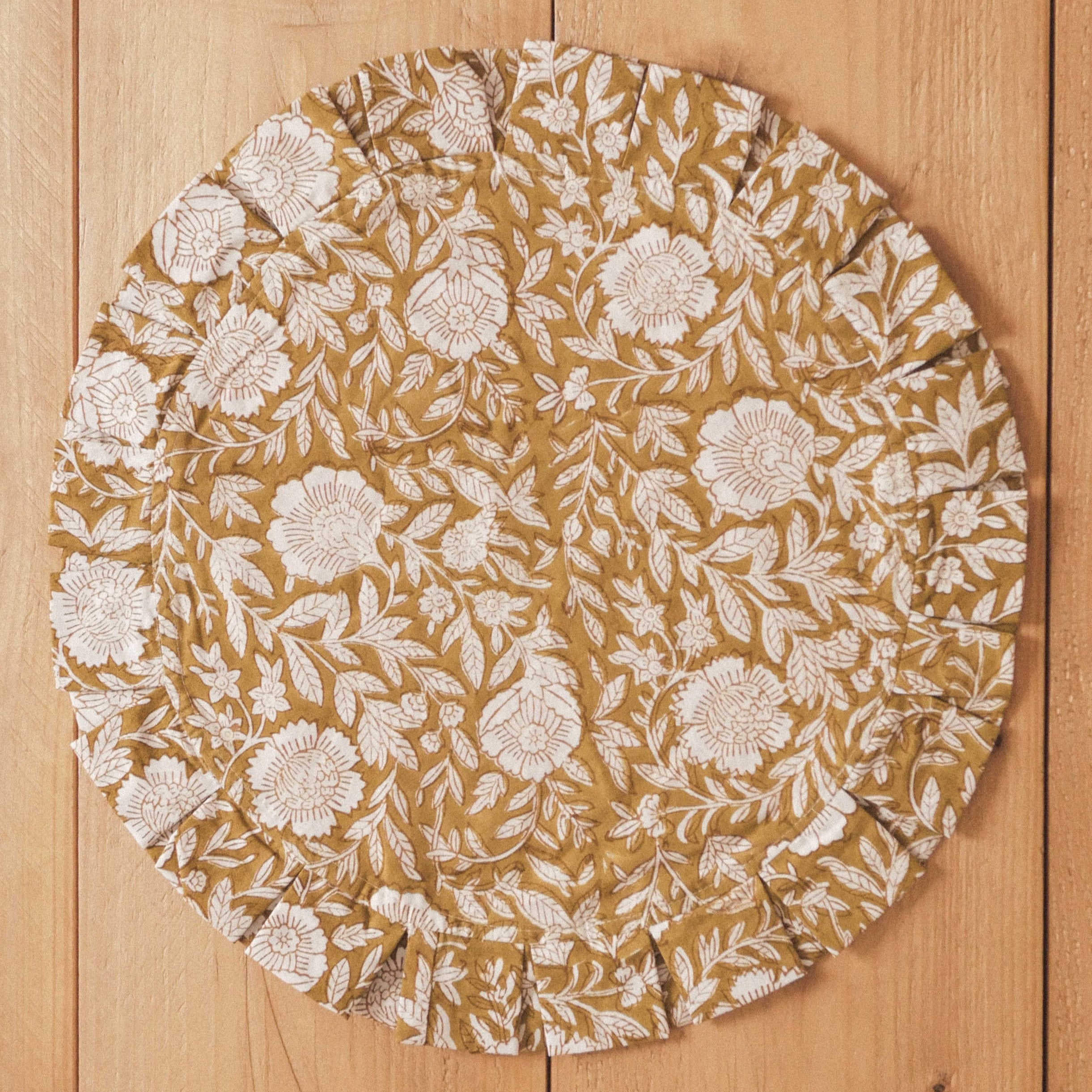Round cotton ruffled placemat - SAFFRON