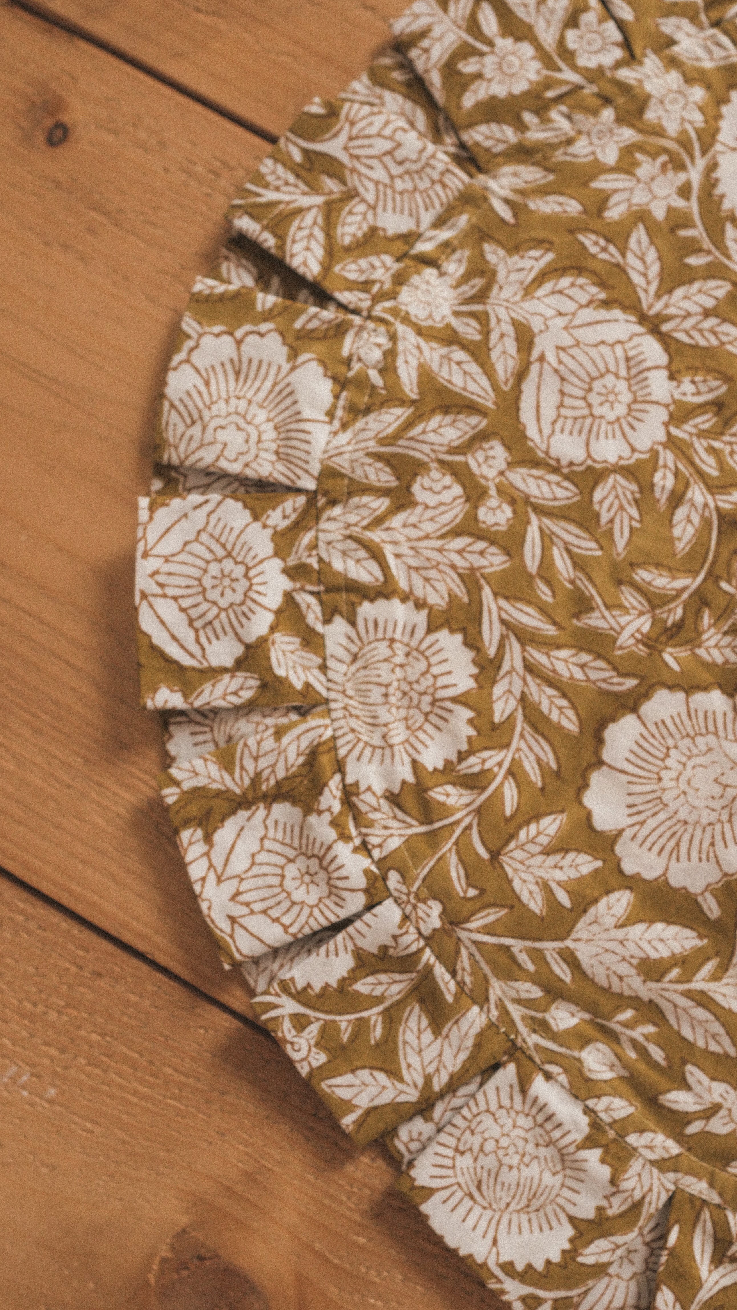 Round cotton ruffled placemat - SAFFRON