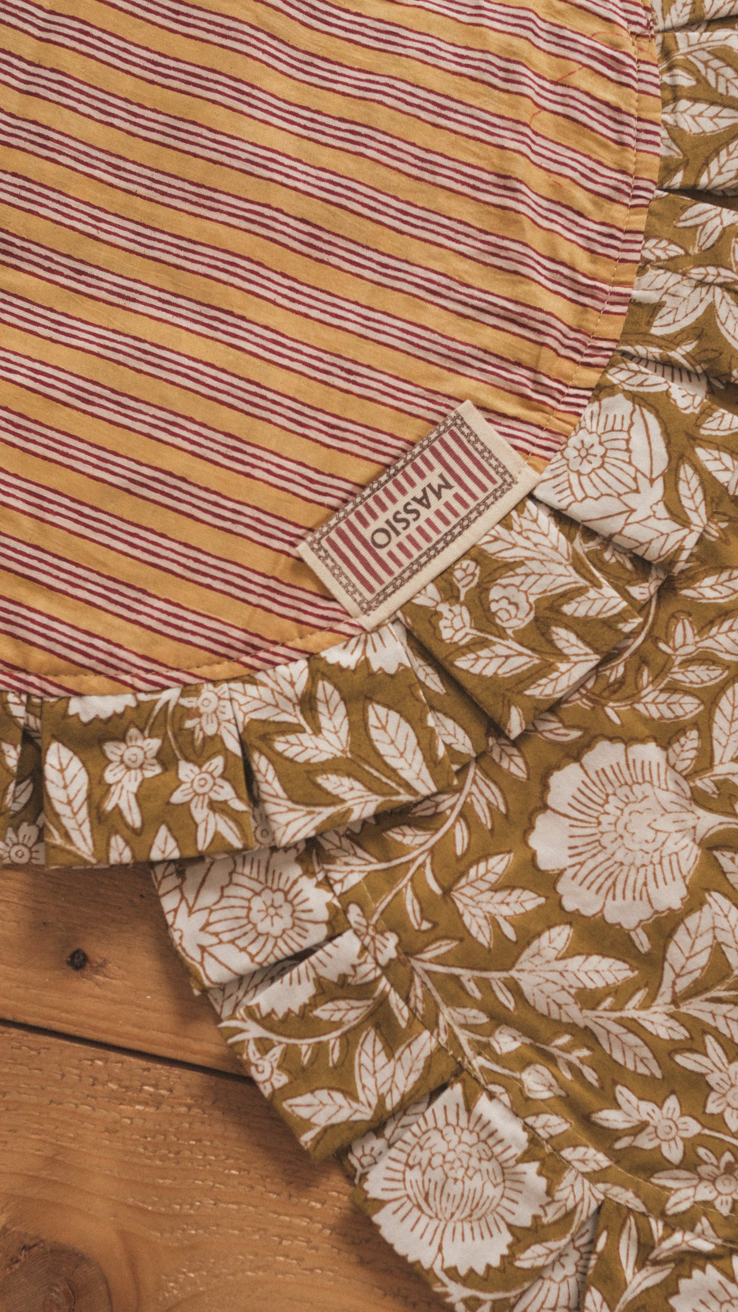 Round cotton ruffled placemat - SAFFRON