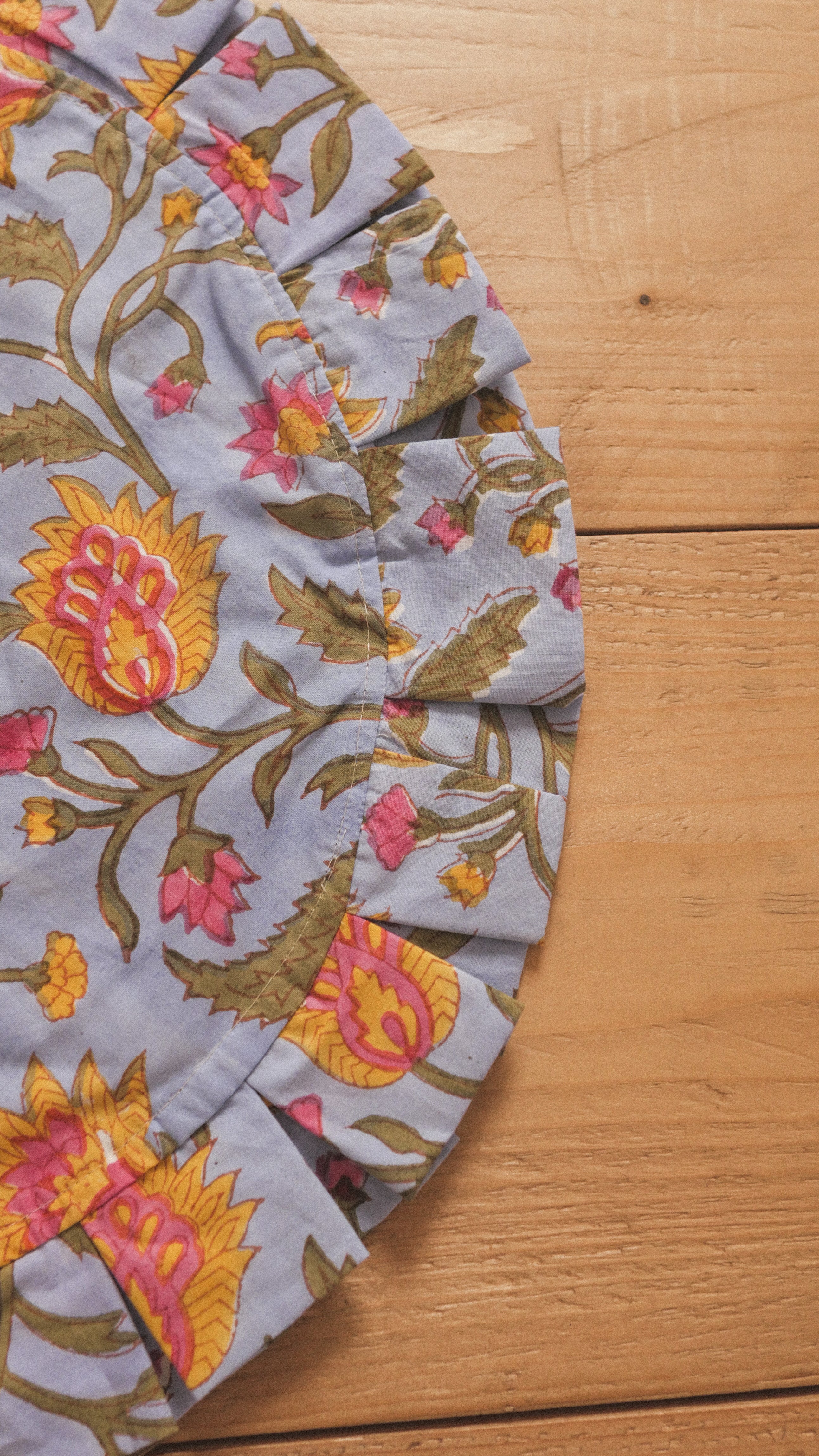 Round cotton ruffled placemat – ASHEN