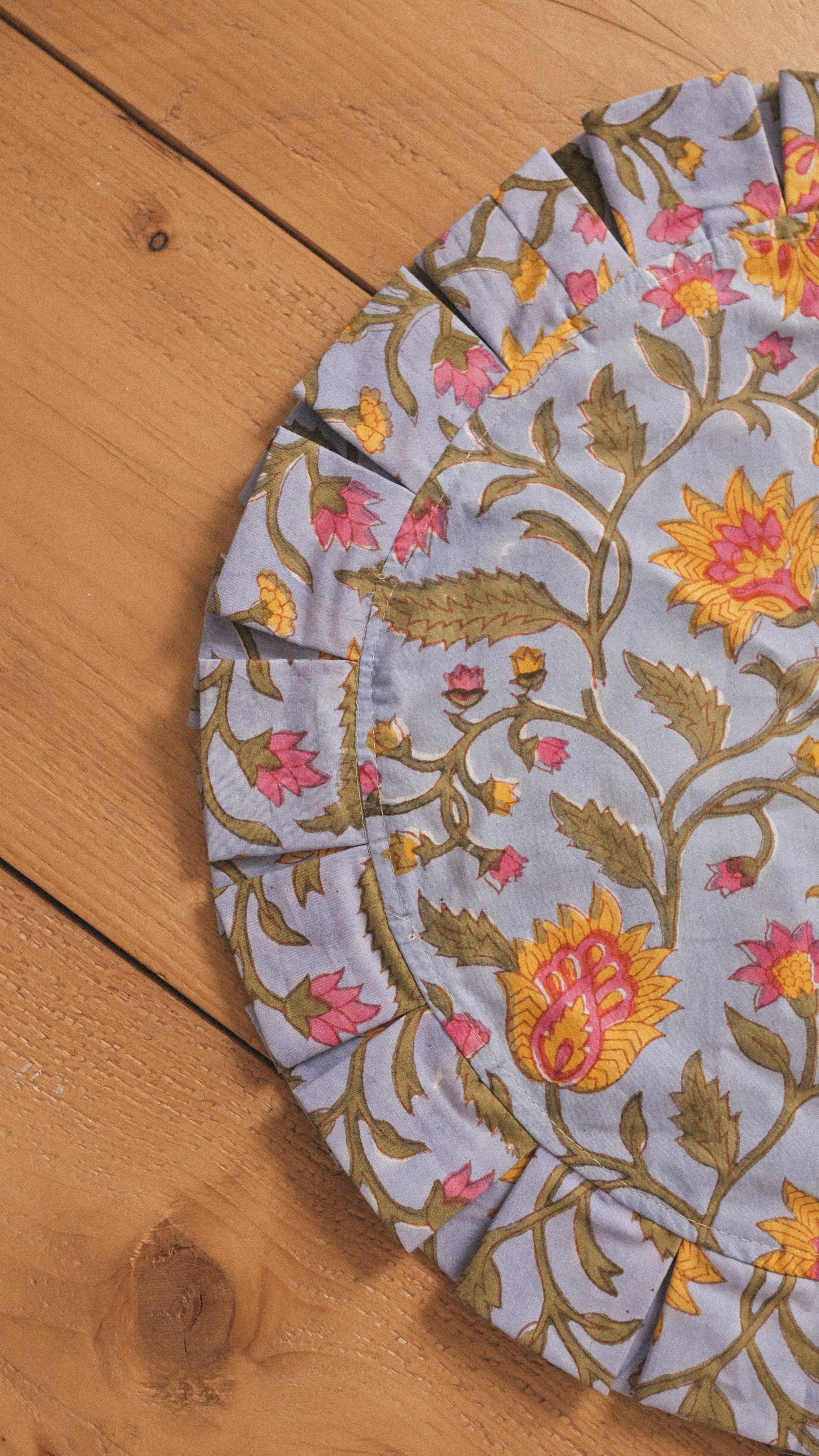 Round cotton ruffled placemat – ASHEN