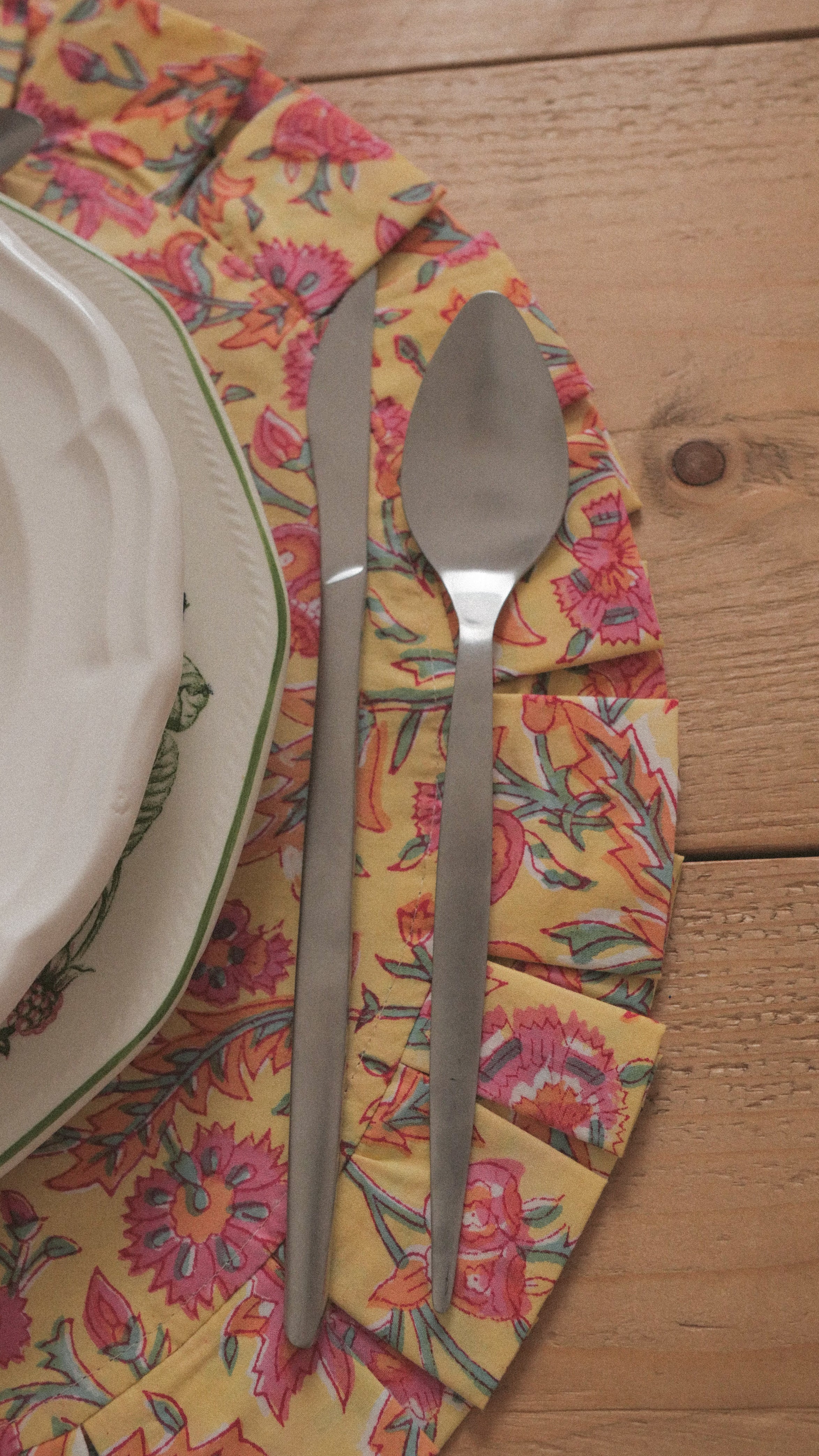 Round cotton ruffle placemat - BUTTER