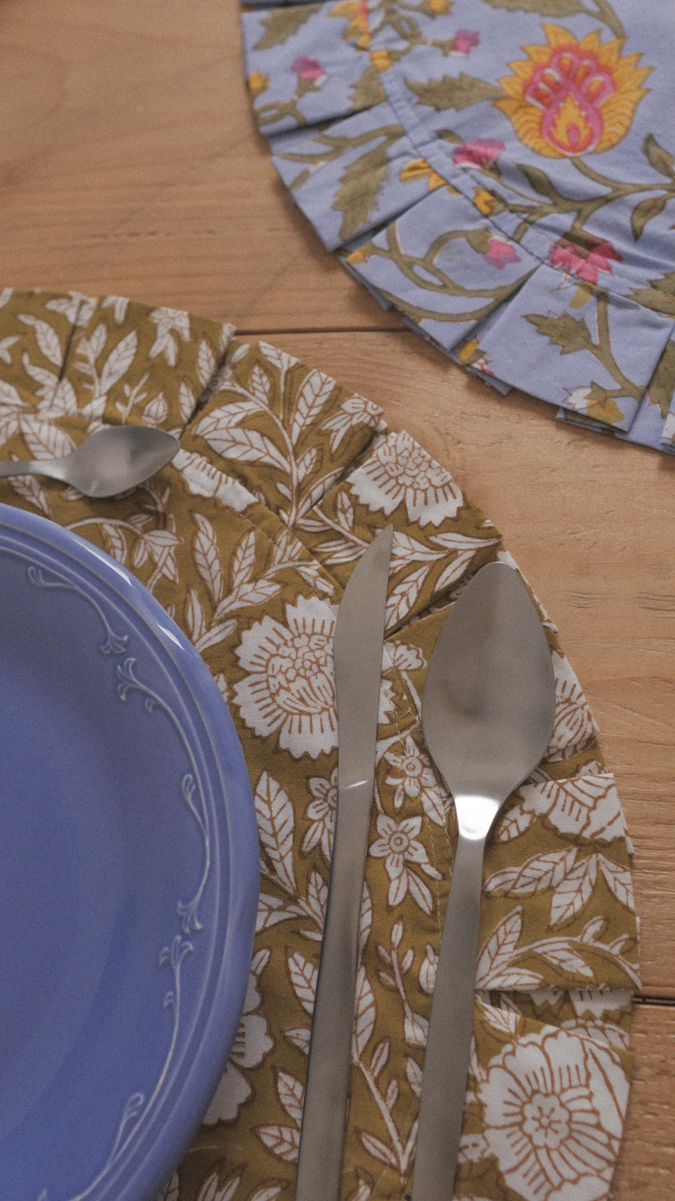 Round cotton ruffled placemat - SAFFRON