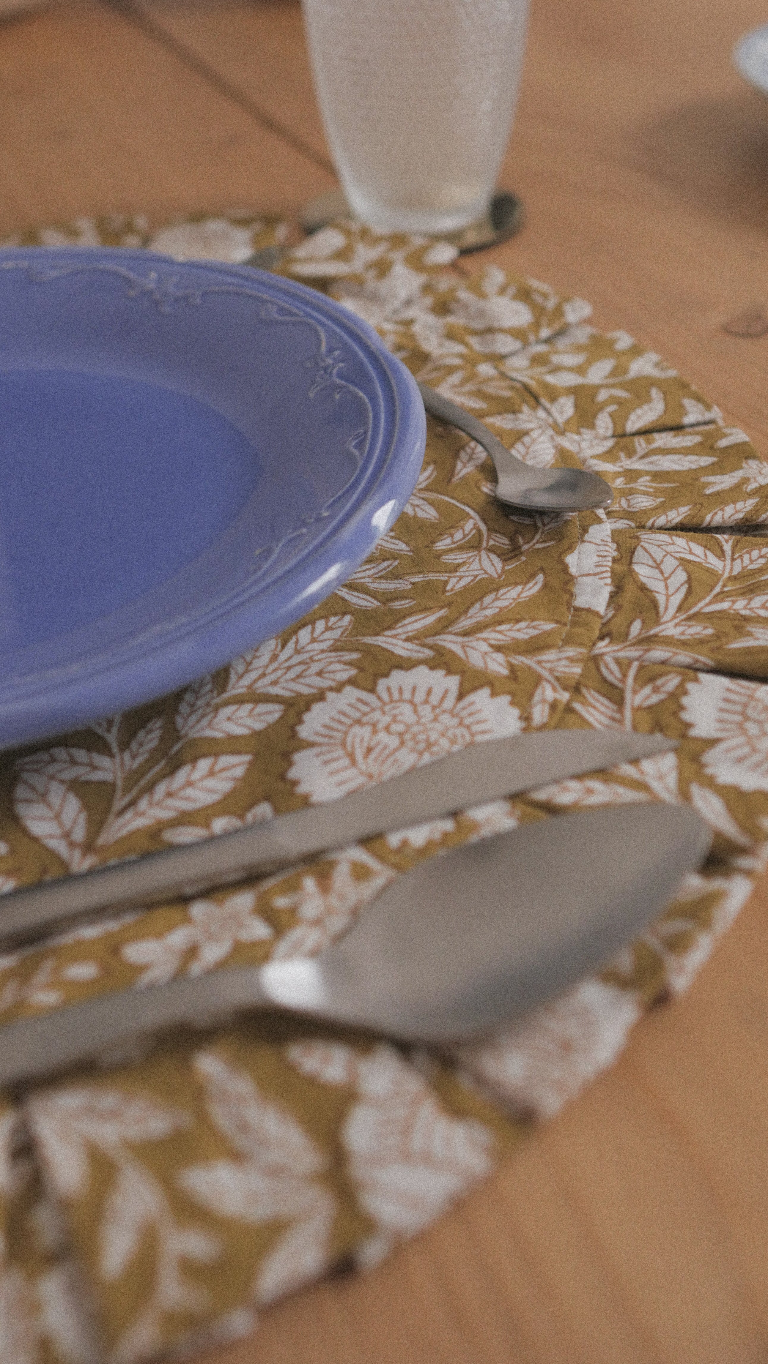 Round cotton ruffled placemat - SAFFRON
