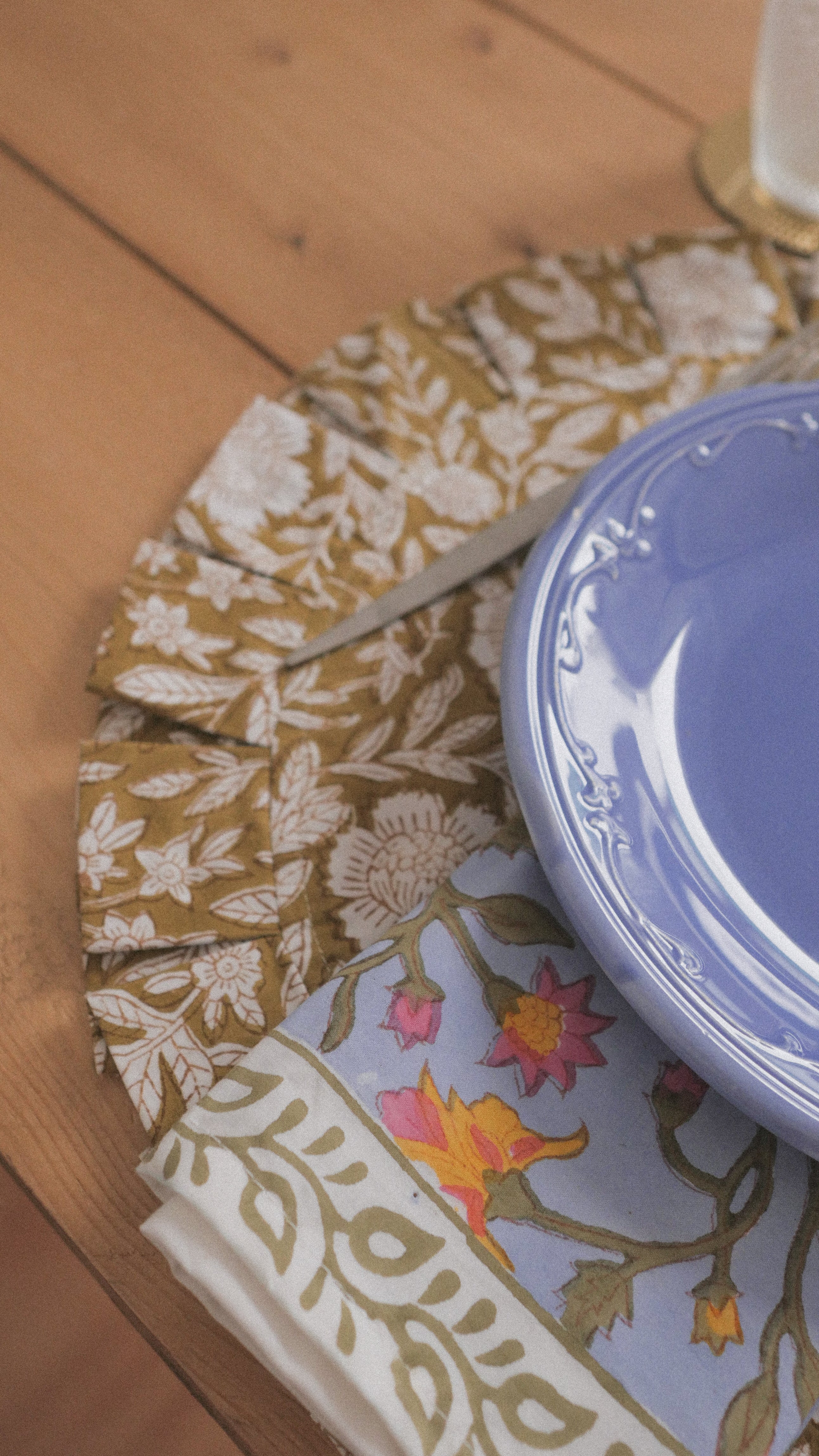 Round cotton ruffled placemat - SAFFRON