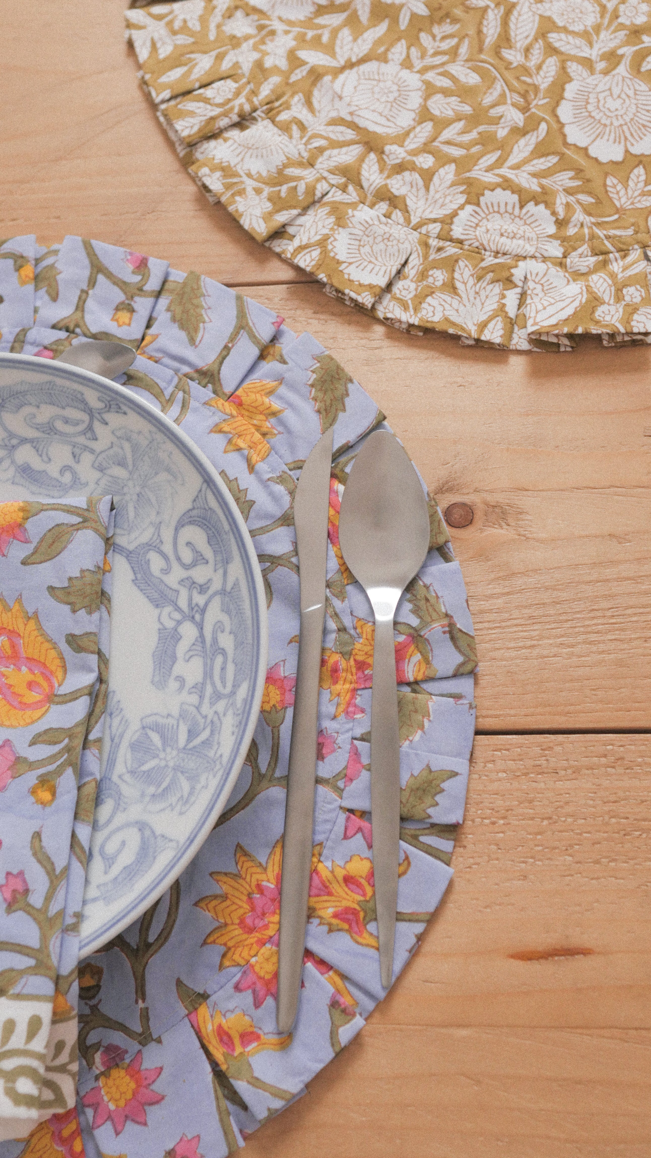 Round cotton ruffled placemat – ASHEN