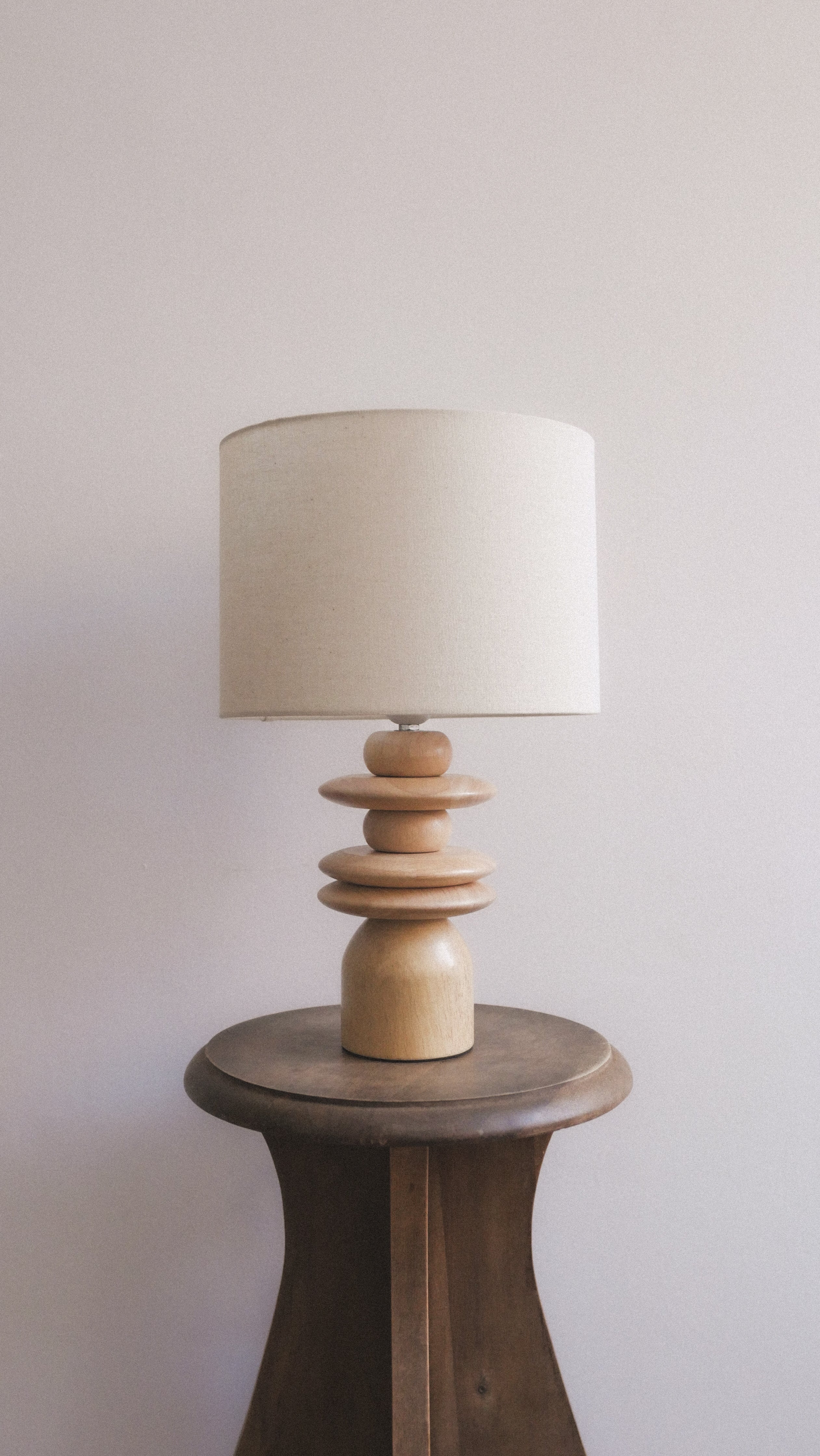ELLISTON table lamp, wood and linen (25x25x40cm)