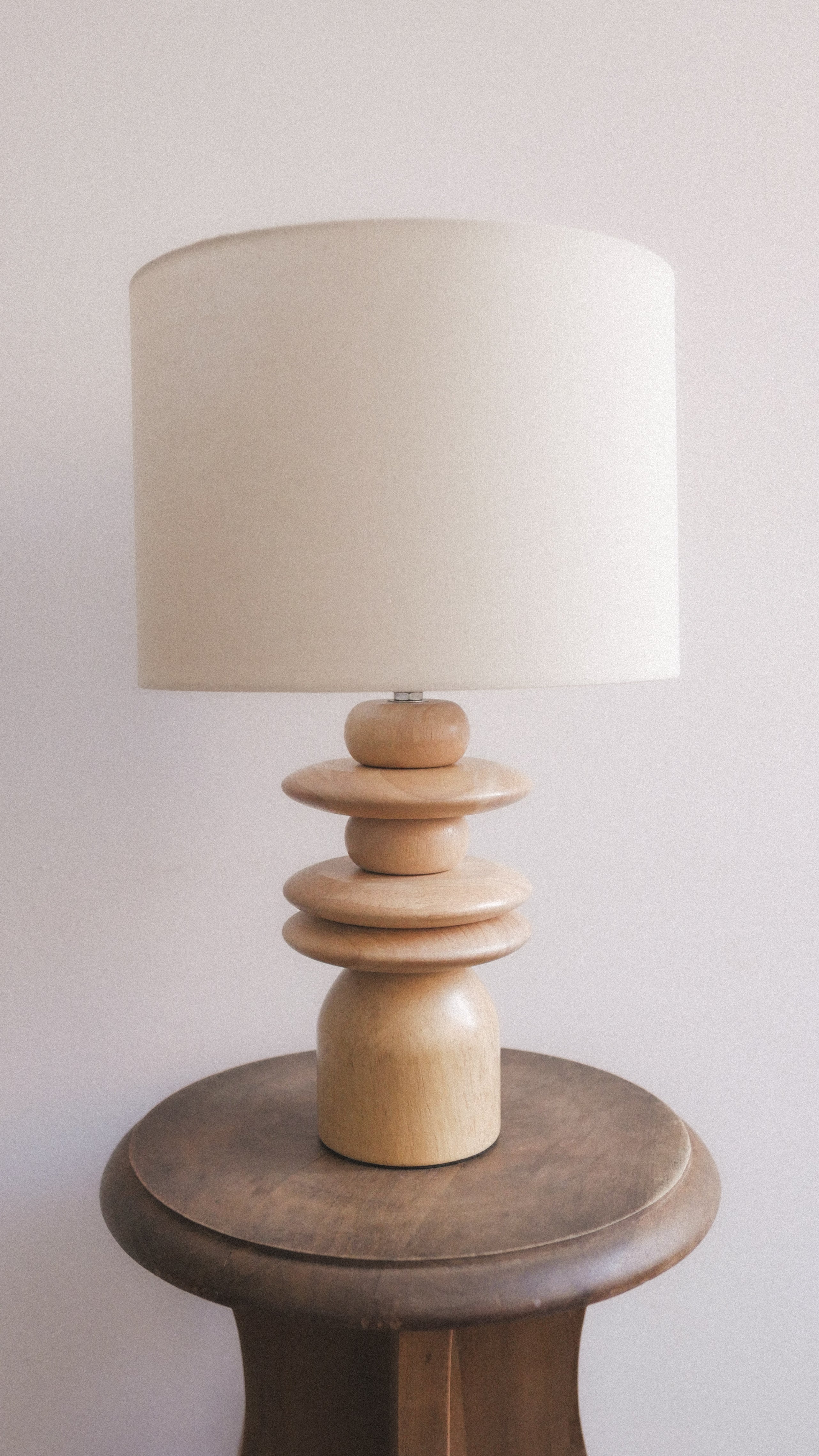 ELLISTON table lamp, wood and linen (25x25x40cm)