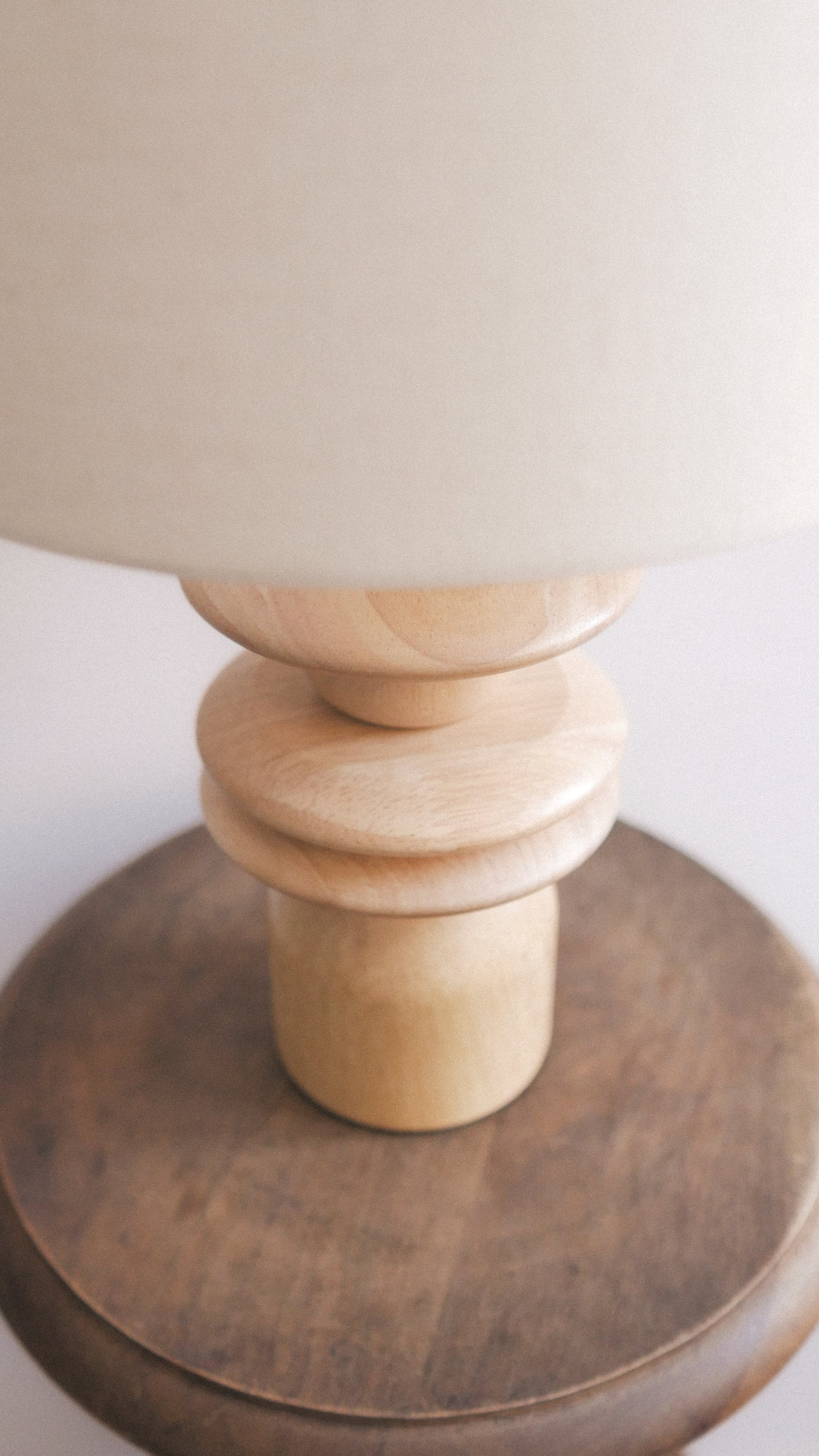 ELLISTON table lamp, wood and linen (25x25x40cm)