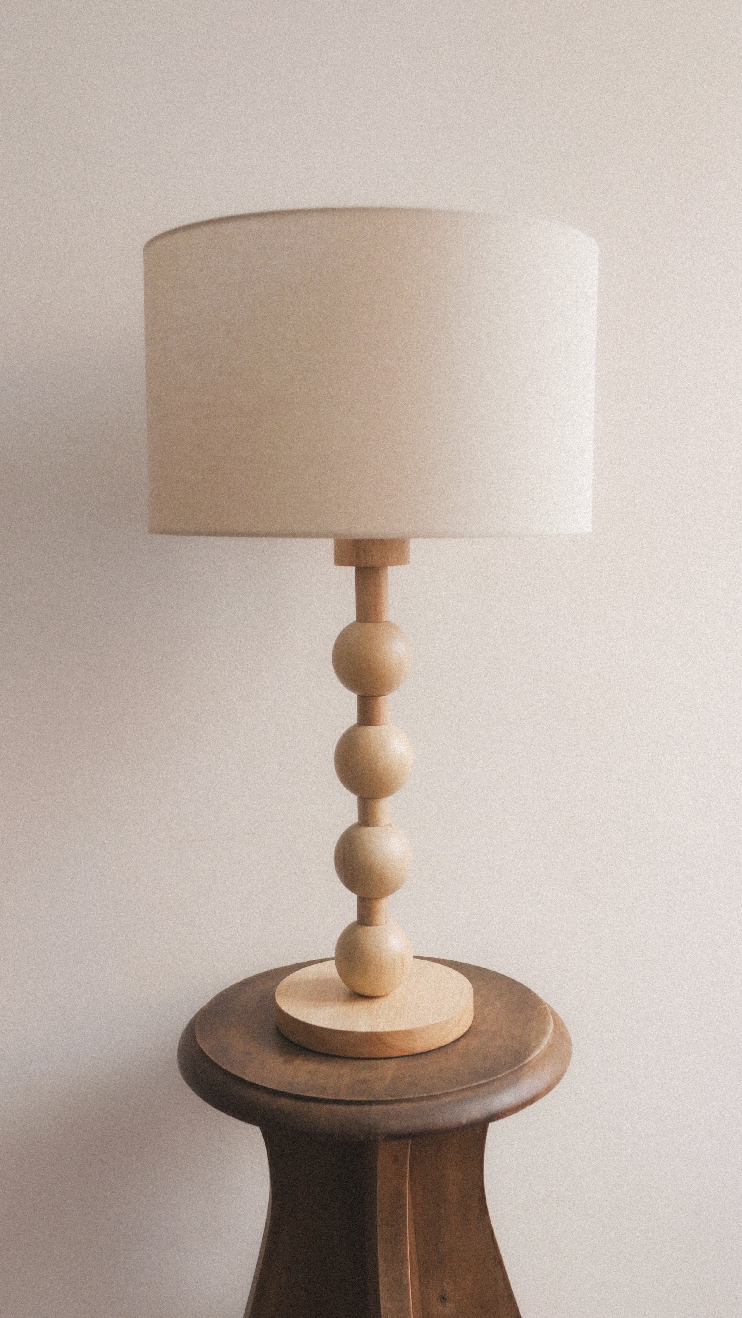 BOWDEN NATURAL table lamp with wooden and linen balls (32x32x56cm)