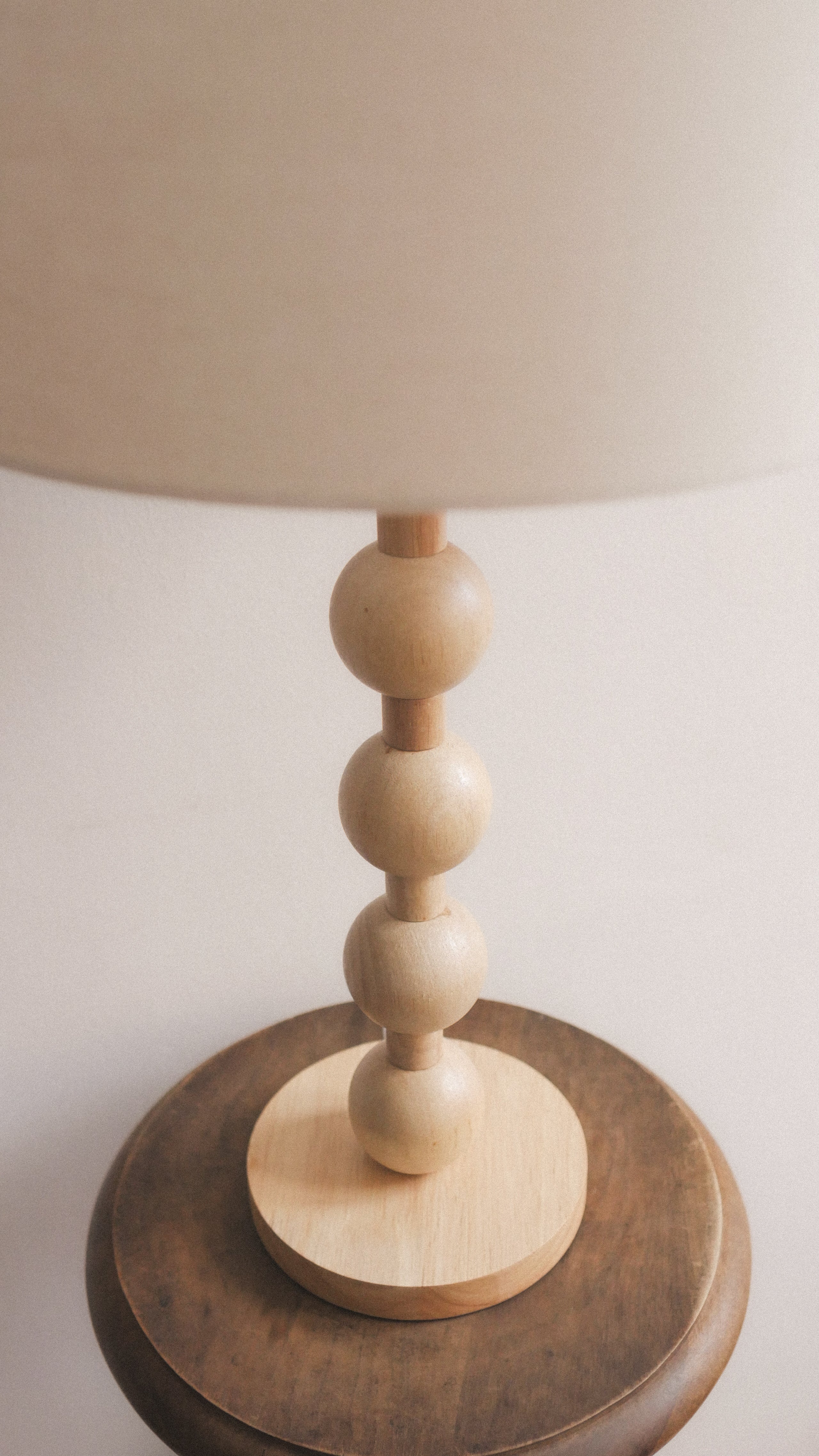 BOWDEN NATURAL table lamp with wooden and linen balls (32x32x56cm)