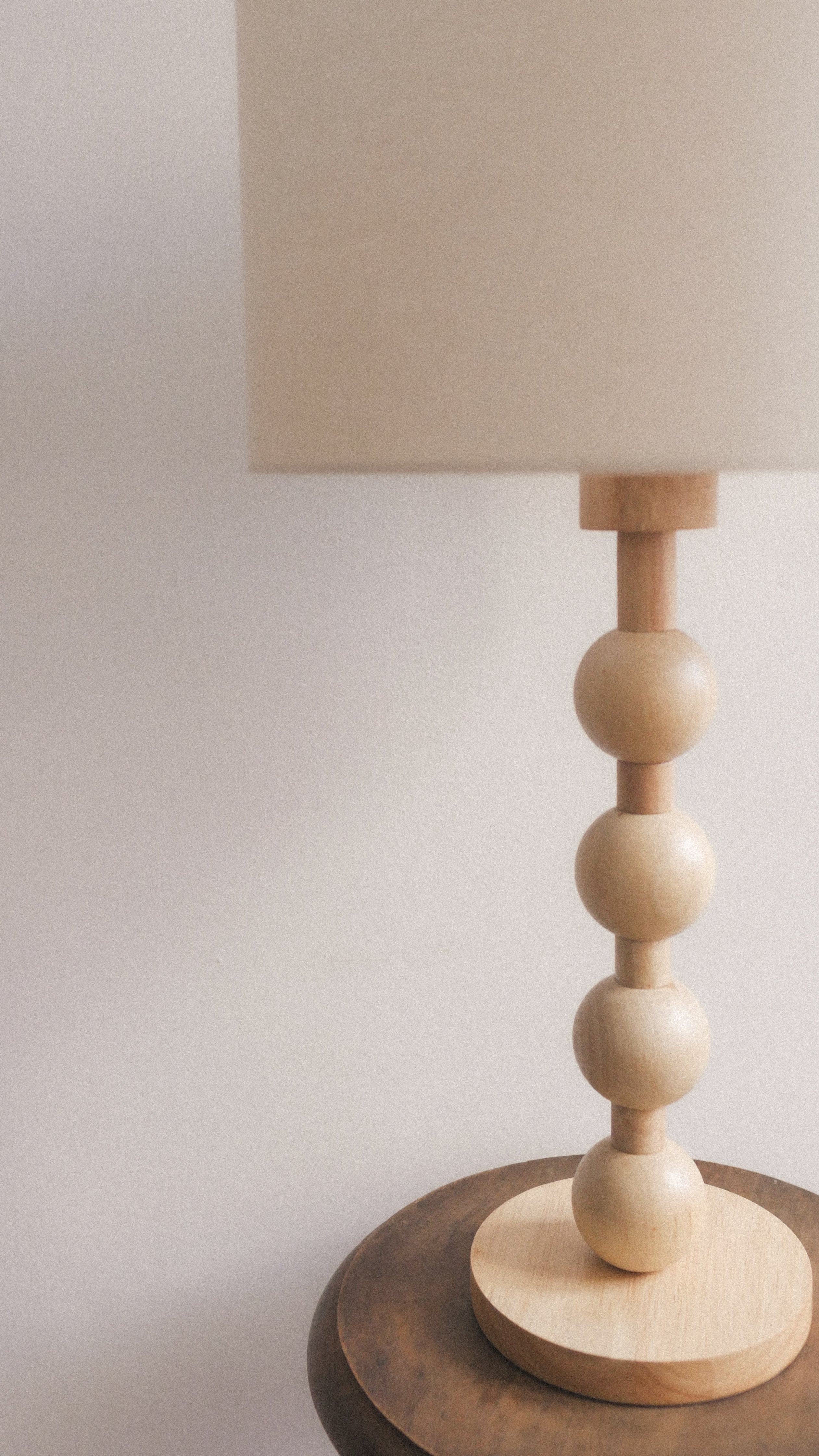 BOWDEN NATURAL table lamp with wooden and linen balls (32x32x56cm)